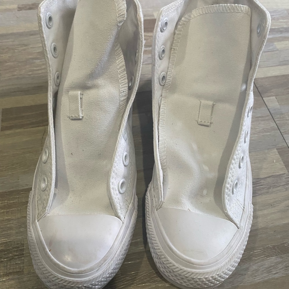 Woman's converse size 6